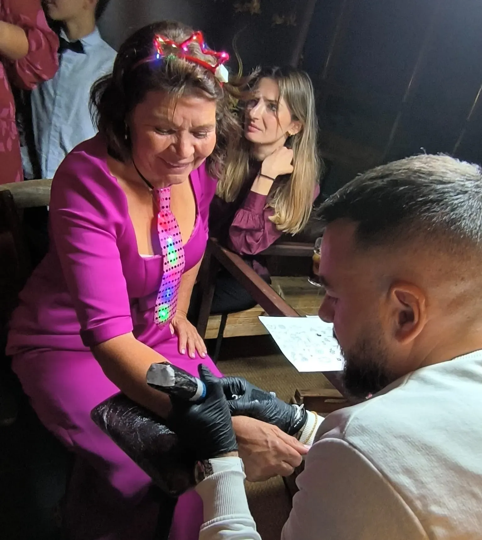 Sesión de tatuajes pequeños en evento privado