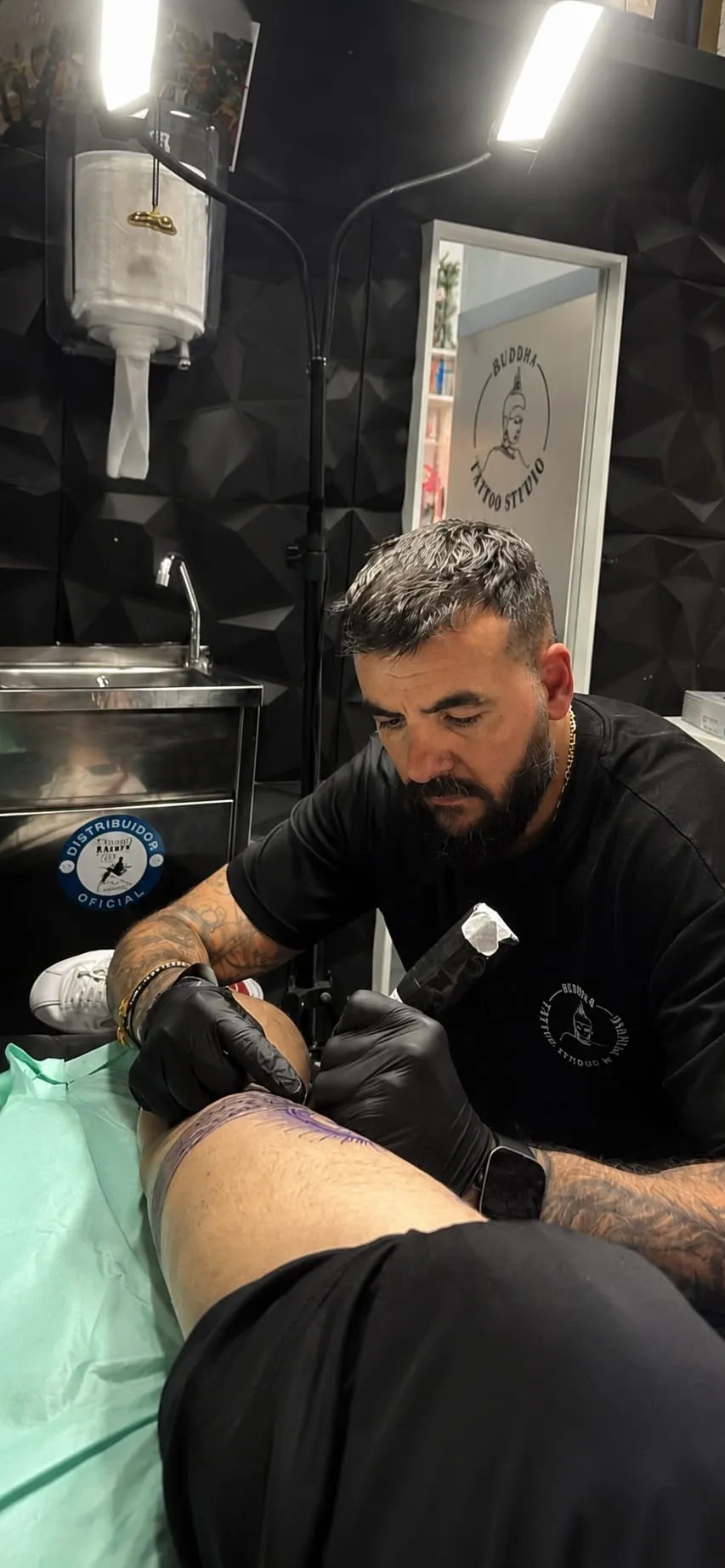 Dany tatuando en Buddha Tattoo Vallecas