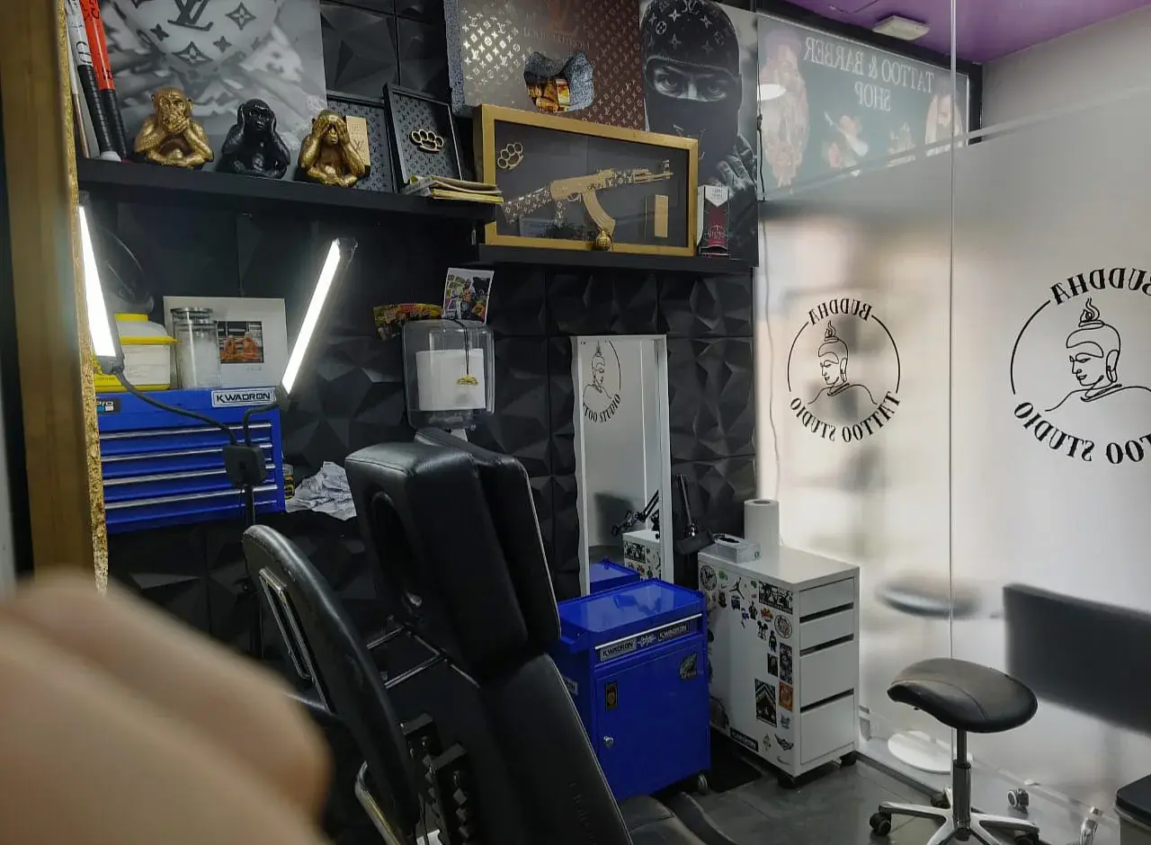 Cabina de tatuaje de Buddha Tattoo Vallecas